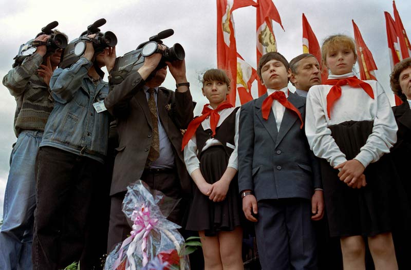 На фото: разнообразная мимика трех пионеров, когда в 1996 году лидер КПРФ Геннадий Зюганов выступал с речью в центре Красноярска.