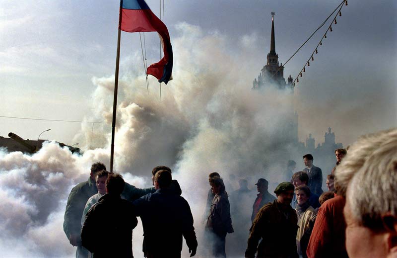 На фото: в октябре 1993 года протестующие наблюдали отход танков от Белого дома.