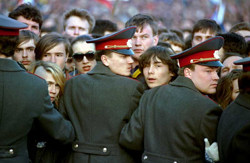 На фото: на рок-концерте на Красной площади в 1996 году милиционеры и молодежь «в тесном контакте».