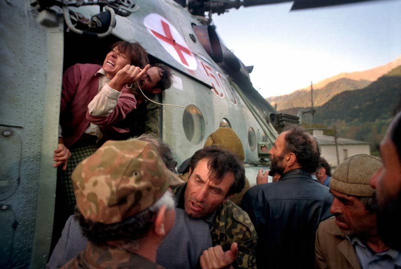 На фото: в 1993 году грузин бежит из Абхазии.
