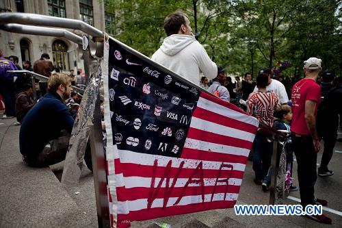 В воскресенье началась третья неделя проходящей в Нью-Йорке акции протеста 'Оккупируй Уолл-стрит', несмотря на то, что днем ранее городская полиция за нарушение общественного порядка арестовала примерно 700 демонстрантов.