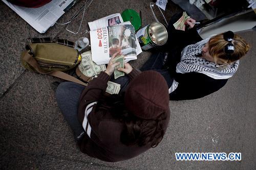 В воскресенье началась третья неделя проходящей в Нью-Йорке акции протеста 'Оккупируй Уолл-стрит', несмотря на то, что днем ранее городская полиция за нарушение общественного порядка арестовала примерно 700 демонстрантов.