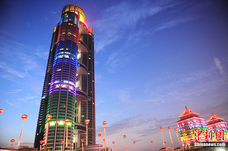 8 октября международный отель «Лунси» высотой в 328 метра официально вступил в эксплуатацию. 