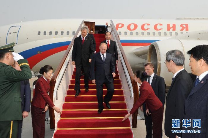 Премьер-министр РФ В. Путин прибыл в Пекин с официальным визитом в КНР