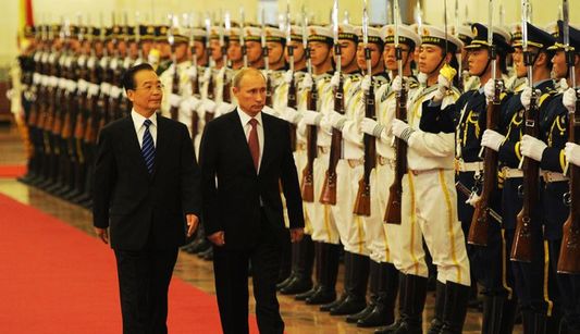 Премьер Госсовета КНР Вэнь Цзябао устроил в Доме народных собраний церемонию встречи в честь российского коллеги Путина