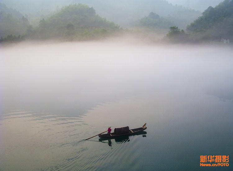 Туманная река Сяодунцзян в провинции Хунань