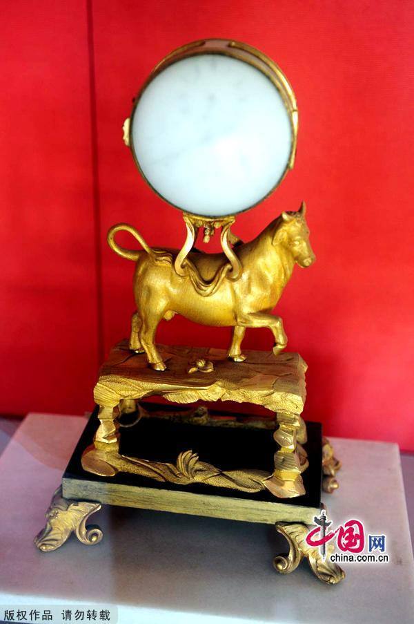 Императорские памятники: часы в летней резиденции «Бишушаньчжуан» в городе Чэндэ