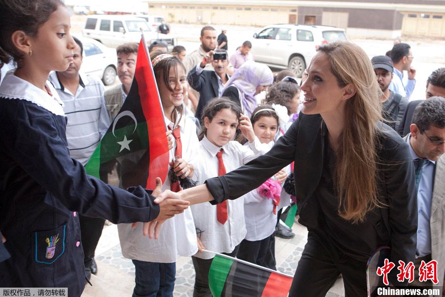 Анджелина Джоли посетила Ливию3