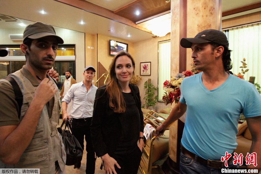Анджелина Джоли посетила Ливию4