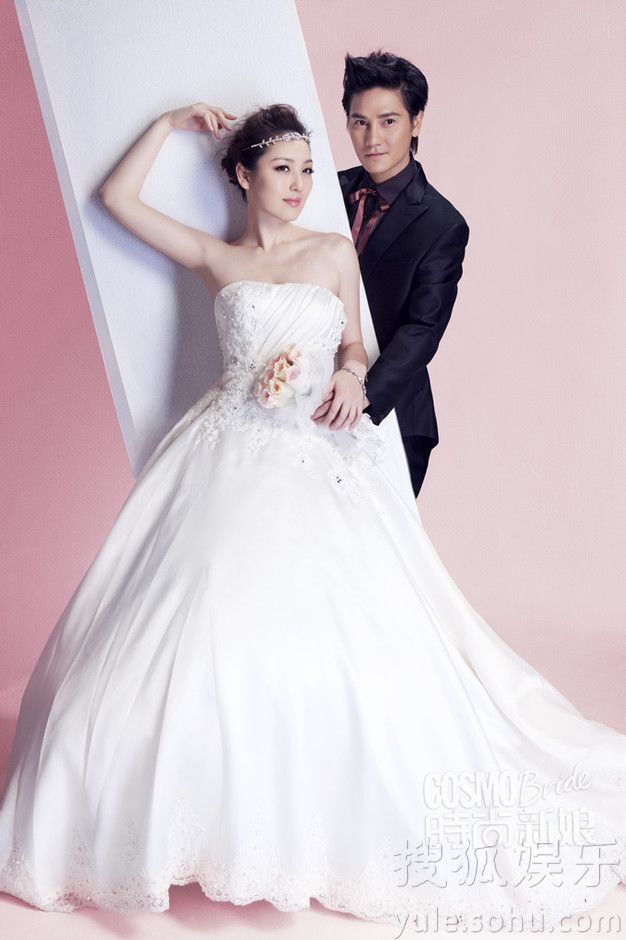 Сянганская телезвезда Дин Цзыцзюнь со своей супругой в свадебных снимках