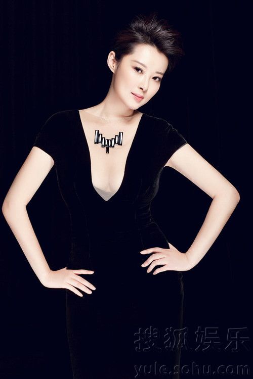 Известная телезвезда Юань Ли в модных снимках