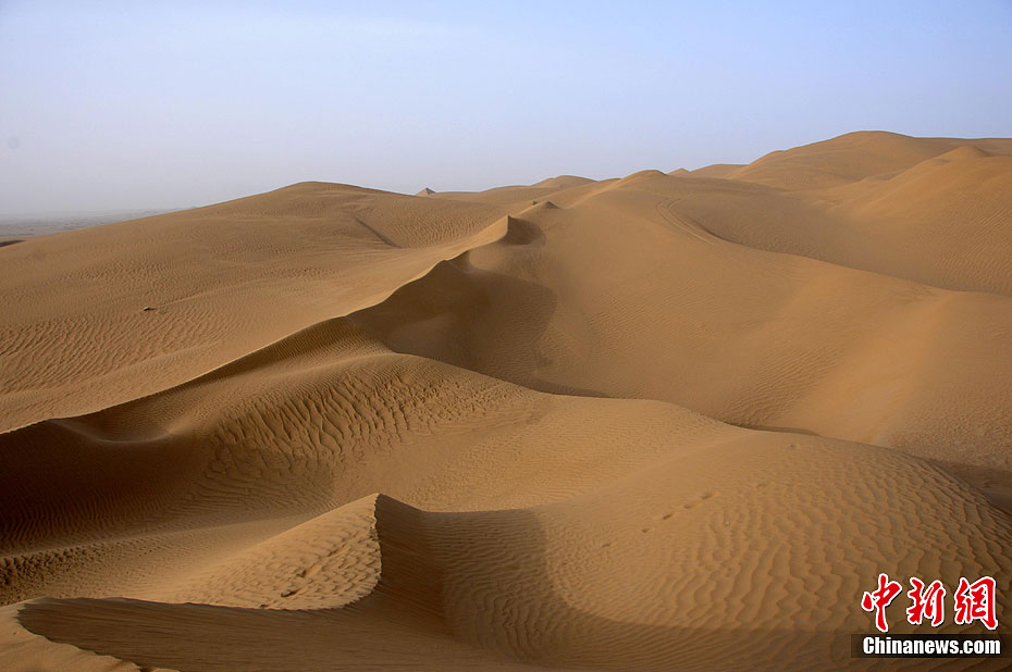 Пустыня Такла-Макан находится в центре Таримской впадины в СУАР, являясь крупнейшей пустыней в Китае и второй большой пустыней мира, в то же время является крупнейшей подвижной пустыней в мире. 