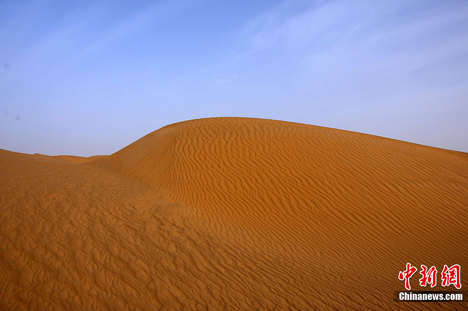 Пустыня Такла-Макан находится в центре Таримской впадины в СУАР, являясь крупнейшей пустыней в Китае и второй большой пустыней мира, в то же время является крупнейшей подвижной пустыней в мире. 