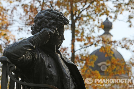 На фото: памятник поэту А.С.Пушкину в Царском селе.