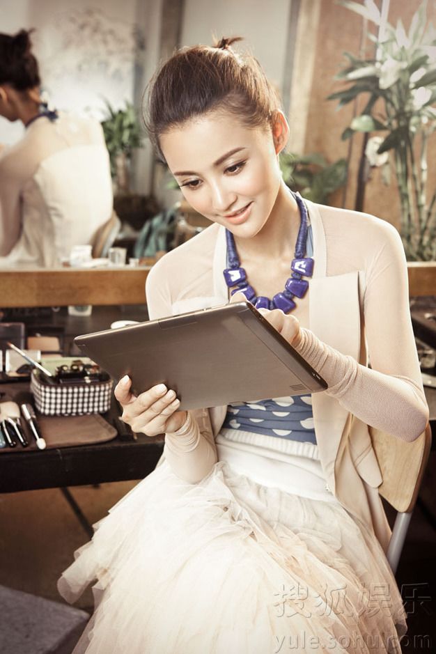 Красотка Чжан Синьи в новой рекламе для электронной продукции