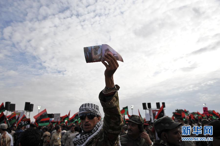 Церемония состоялась через три дня после убийства в его родном городе Сирте бывшего ливийского лидера Муамара Каддафи, чье тело в настоящее время хранится в промышленном холодильнике в городе Мисурата на западном побережье Ливии.