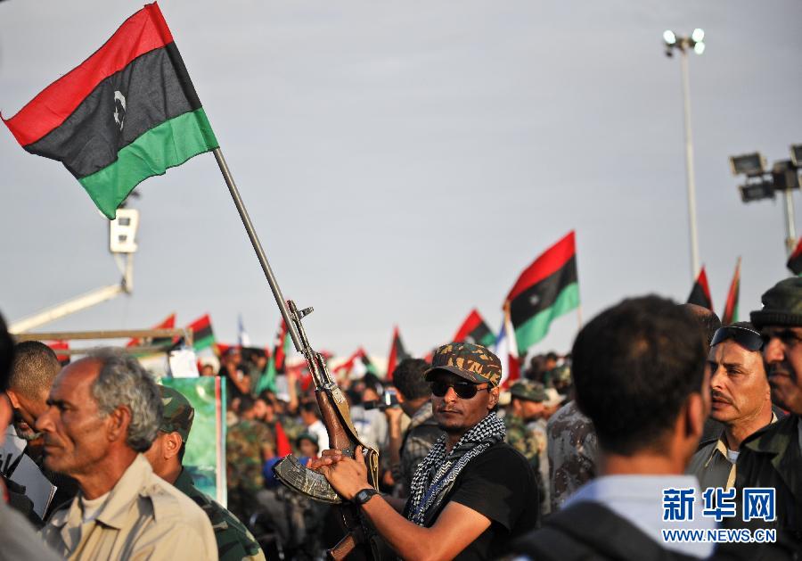 На главной площади Бенгази на церемонию собралась огромная толпа, многие держали красно-черно-зеленые знамена новой Ливии. Официальные лица и командующие вооруженными силами ПНС по-очереди приветствовали ликующую толпу.