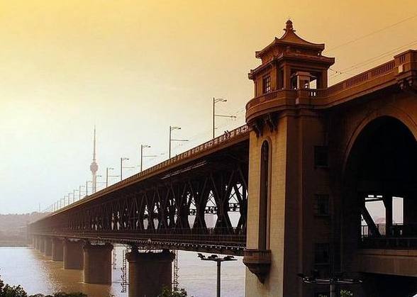 Достопримечательность города Ухань: Мост «Ухань» через реку Янцзы