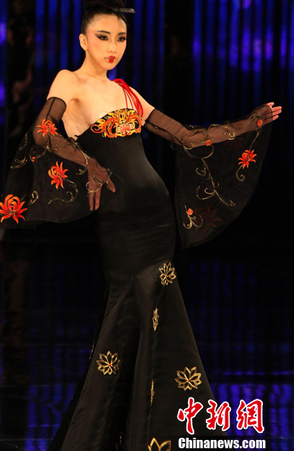 Вечером 25 октября в Пекине состоялась презентация коллекции одежды 2012 года от роскошного бренда «NE•TIGER» в рамках Китайской международной недели моды.