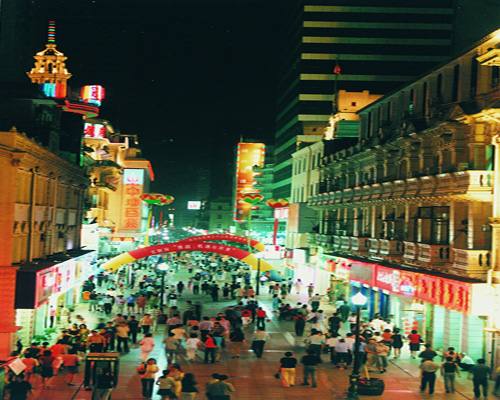 Пешеходная улица Цзянханьлу в городе Ухань