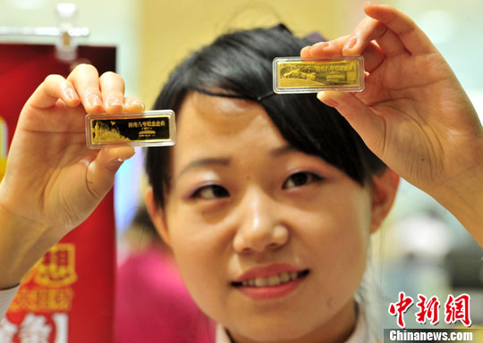 1 ноября в связи с успешным запуском космического корабля «Шэньчжоу-8» в пекинском торговом центре «Цайбай» тут же начали продавать памятные золотые слитки, посвященные запуску.