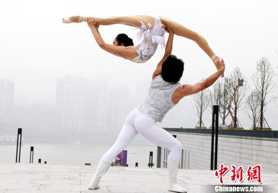 3 ноября главные танцоры балета «Лебединое озеро» Вэй Баохуа и У Чжэндань приехали в Чунцин для рекламы предстоящего выступления здесь. 