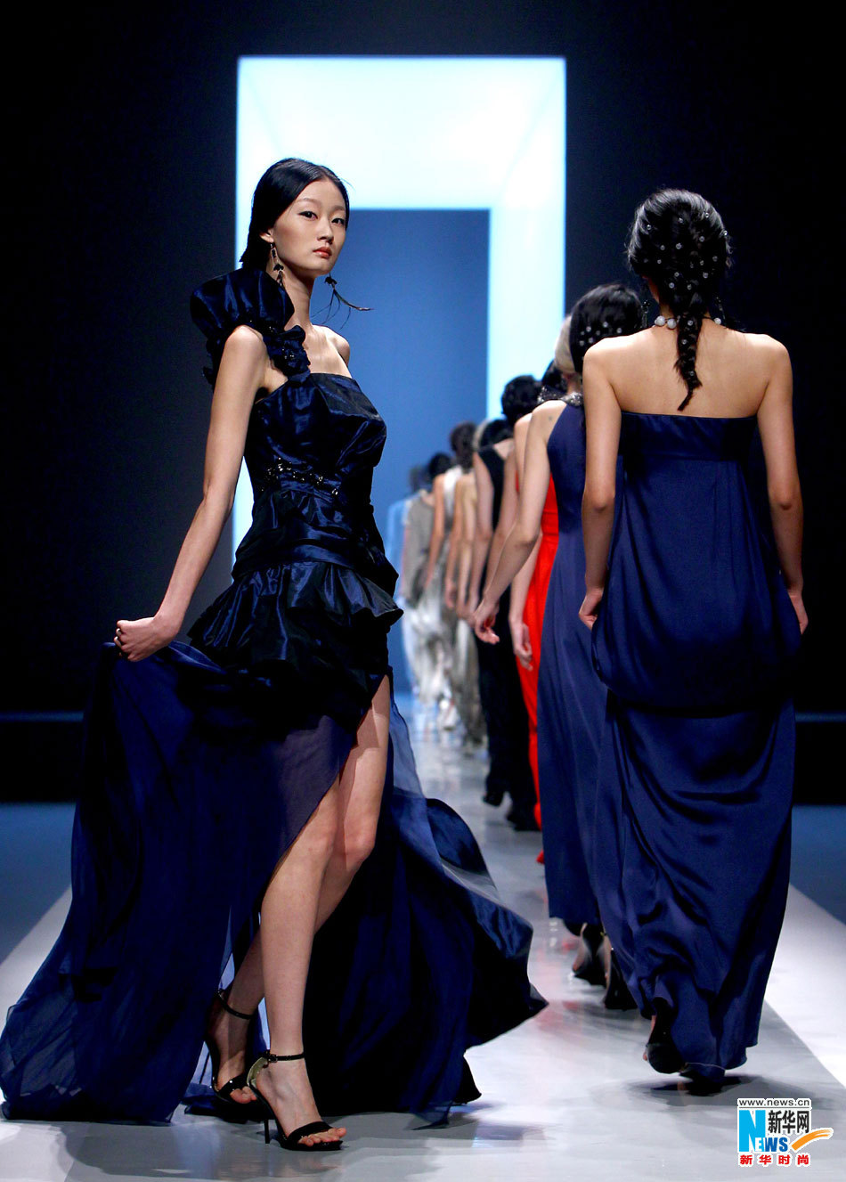 Презентация одежды от дизайнера Чжао Хуэйчжоу 17