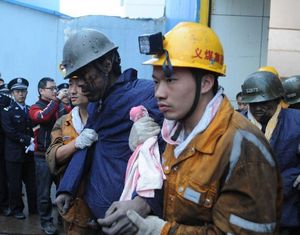 45 из 49 горняков, заблокированных в результате аварии на угольной шахте в Центральном Китае, найдены живыми 