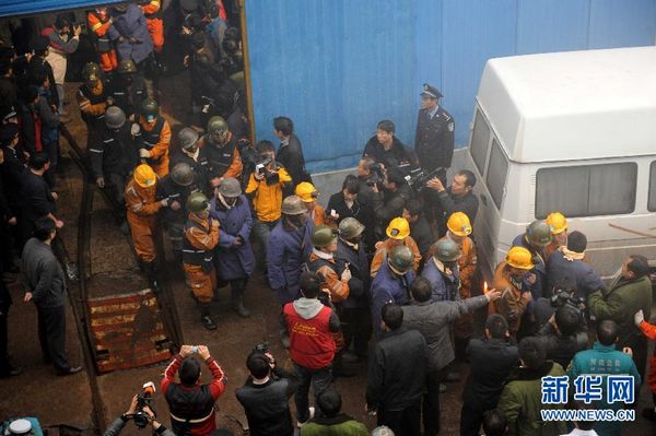 45 из 49 горняков, заблокированных в результате аварии на угольной шахте в Центральном Китае, найдены живыми 