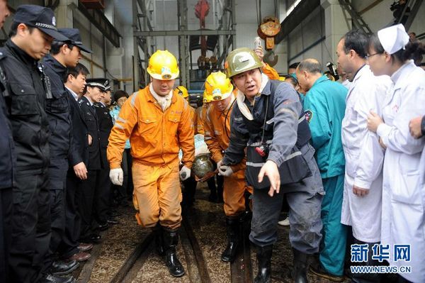 Поднят на поверхность последний из 45 выживших при аварии на угольной шахте в Центральном Китае, жертвами аварии стали 8 горняков