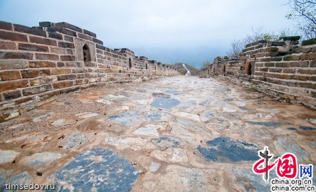 За 45 юаней поднялся по канатной дороге на вершину хребта, чтобы снять осенние пейзажи такой магнетической и неизменно Великой Стены. 