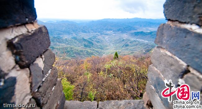 За 45 юаней поднялся по канатной дороге на вершину хребта, чтобы снять осенние пейзажи такой магнетической и неизменно Великой Стены. 