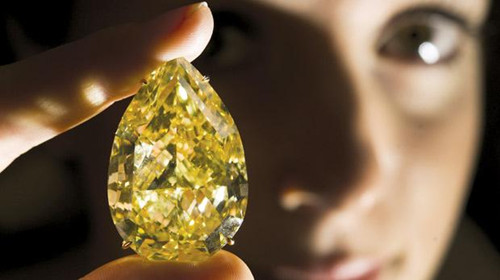 Желтый бриллиант ушел с молотка в Женеве за 12,36 млн. долларов США3