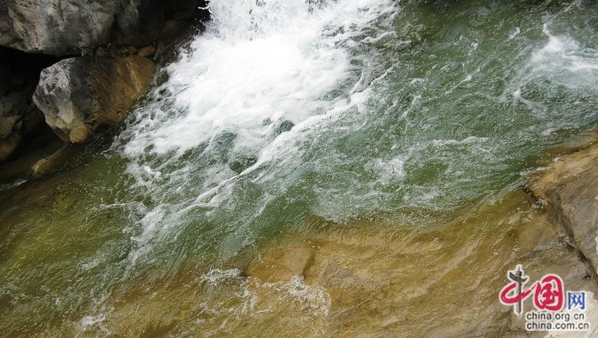 Вода в горах Юньтайшань провинции Хэнань