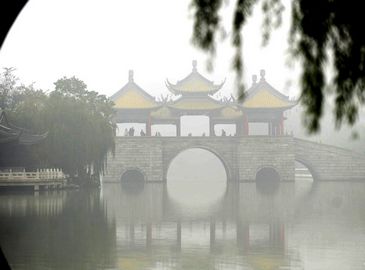 Живописное озеро Шоусиху у города Янчжоу в тумане
