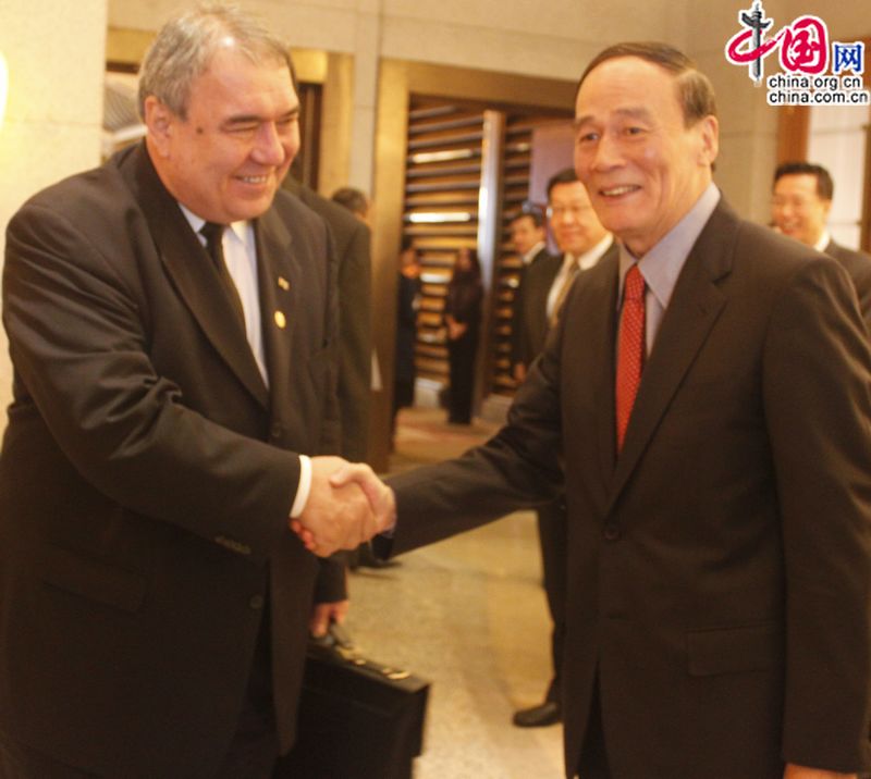 По приглашению председателя КНР Ху Цзиньтао президент Туркменистана Гурбангулы Бердымухамeдов с 22 по 25 ноября находится с государственным визитом в Китае.