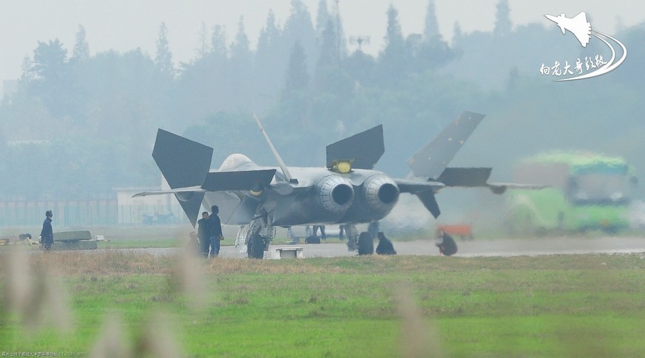 Китайский истребитель пятого поколения J-20 совершил новый испытательный полет1