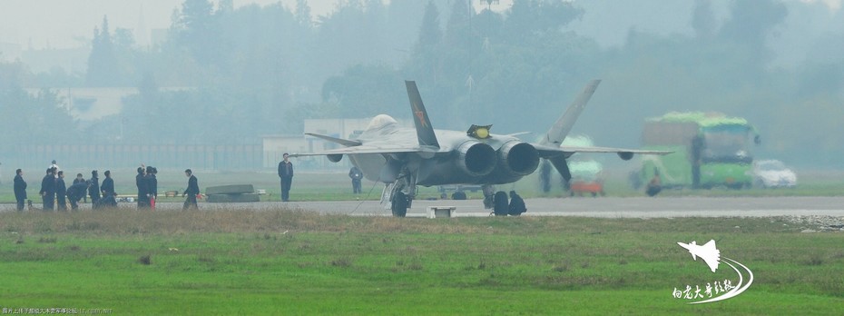 Китайский истребитель пятого поколения J-20 совершил новый испытательный полет3