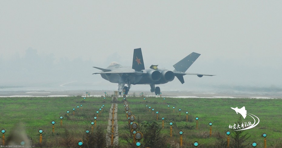 Китайский истребитель пятого поколения J-20 совершил новый испытательный полет6