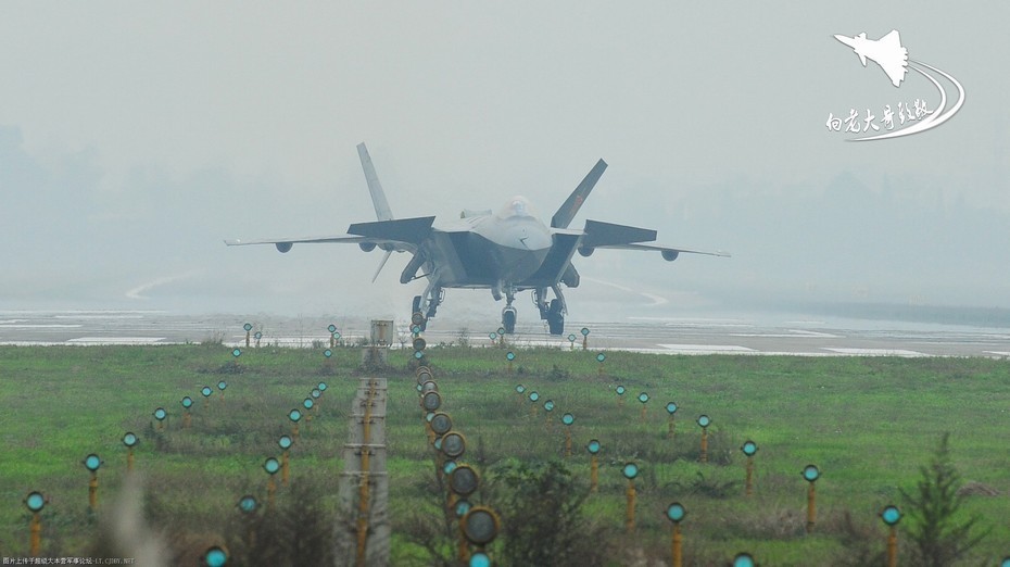 Китайский истребитель пятого поколения J-20 совершил новый испытательный полет10