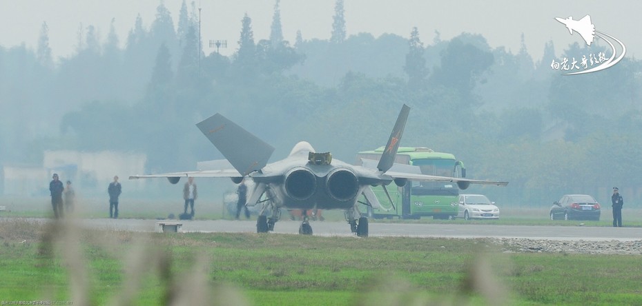 Китайский истребитель пятого поколения J-20 совершил новый испытательный полет13