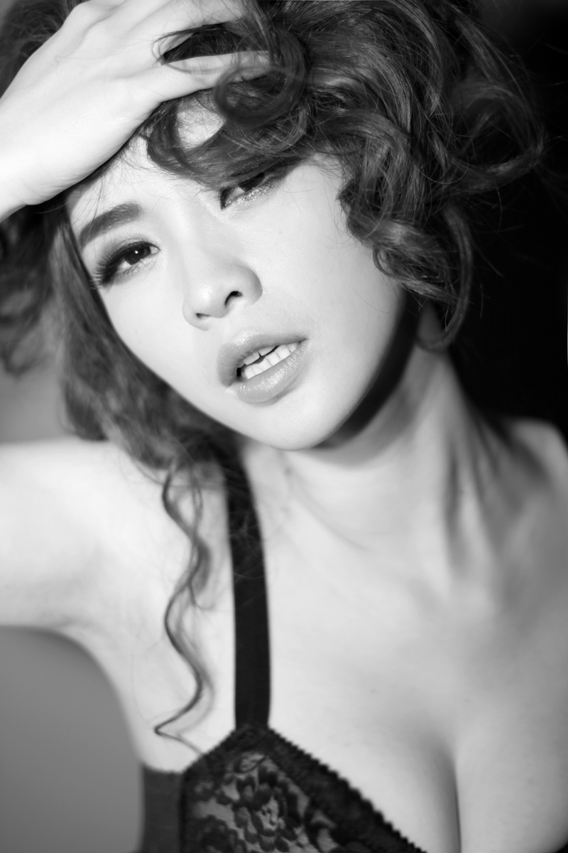 Сексуальная телеведущая Лю Янь в черно-белых снимках