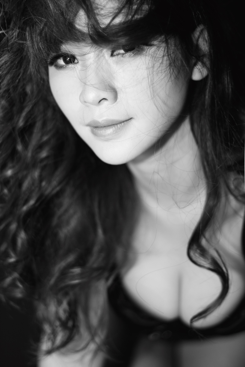 Сексуальная телеведущая Лю Янь в черно-белых снимках