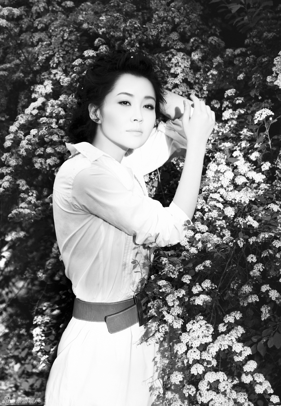 Элегантная звезда Сюй Цин в черно-белых фото