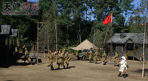 В телесериале показана история любви между служащим в китайской красной армии Пан Тяньдэ и советской учительницей Наташей, роли которых исполняют Чжу Явэнь и Ирина.