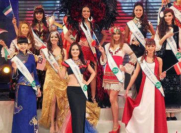 Участницы конкурса красоты «Мисс экологического туризма-2011» в национальных нарядах своих стран
