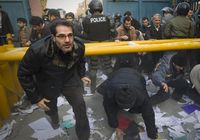 В Иране демонстранты вторглись на территорию посольства Великобритании