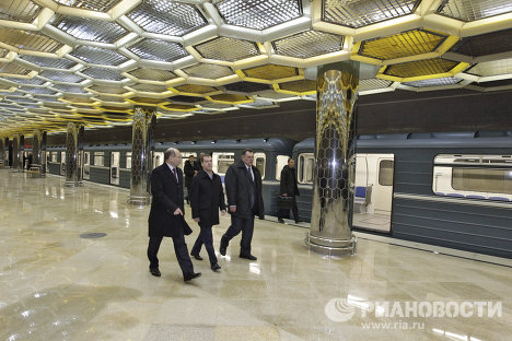 Медведев поинтересовался, сколько стоит проезд в метро, и губернатор сообщил, что стоимость билета составляет 18 рублей для всех видов городского транспорта.