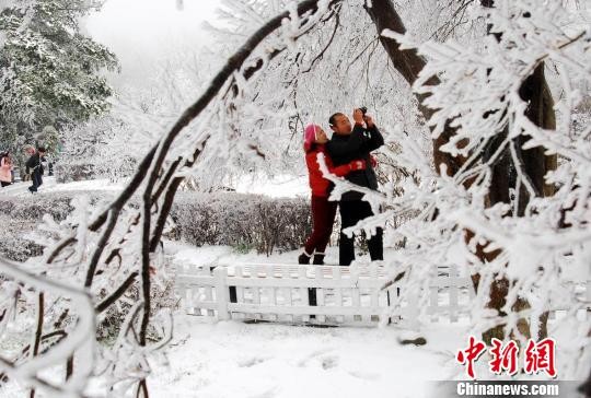 Гора Лушань в Цзянси встретила первый снег1
