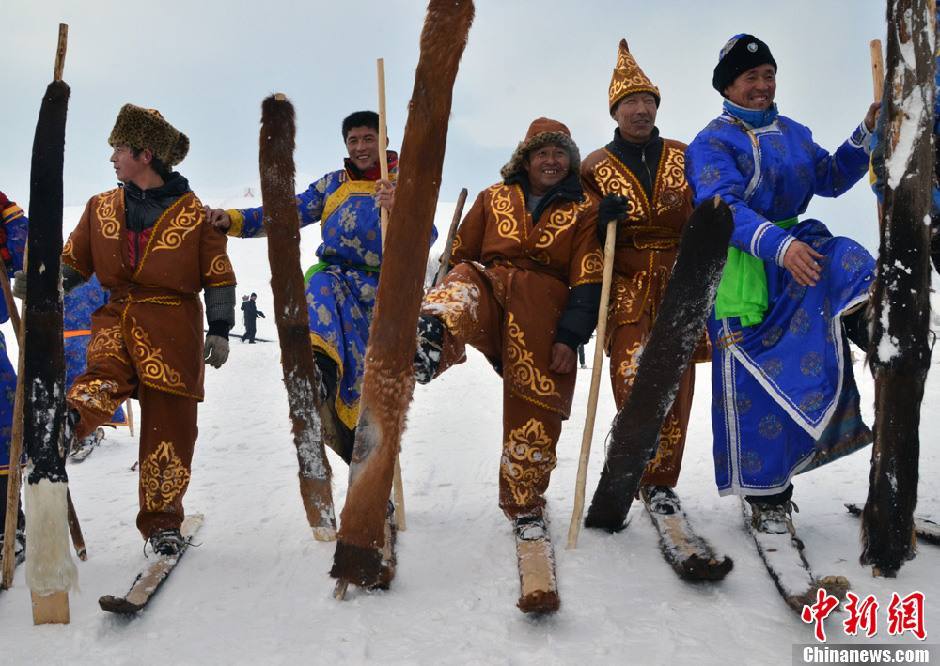 Радостные люди в сказочном мире города Алтай